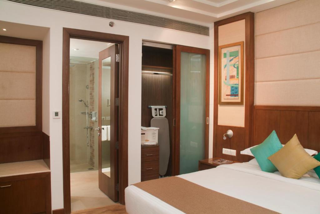 Postel nebo postele na pokoji v ubytování Savoy Suites Greater Noida