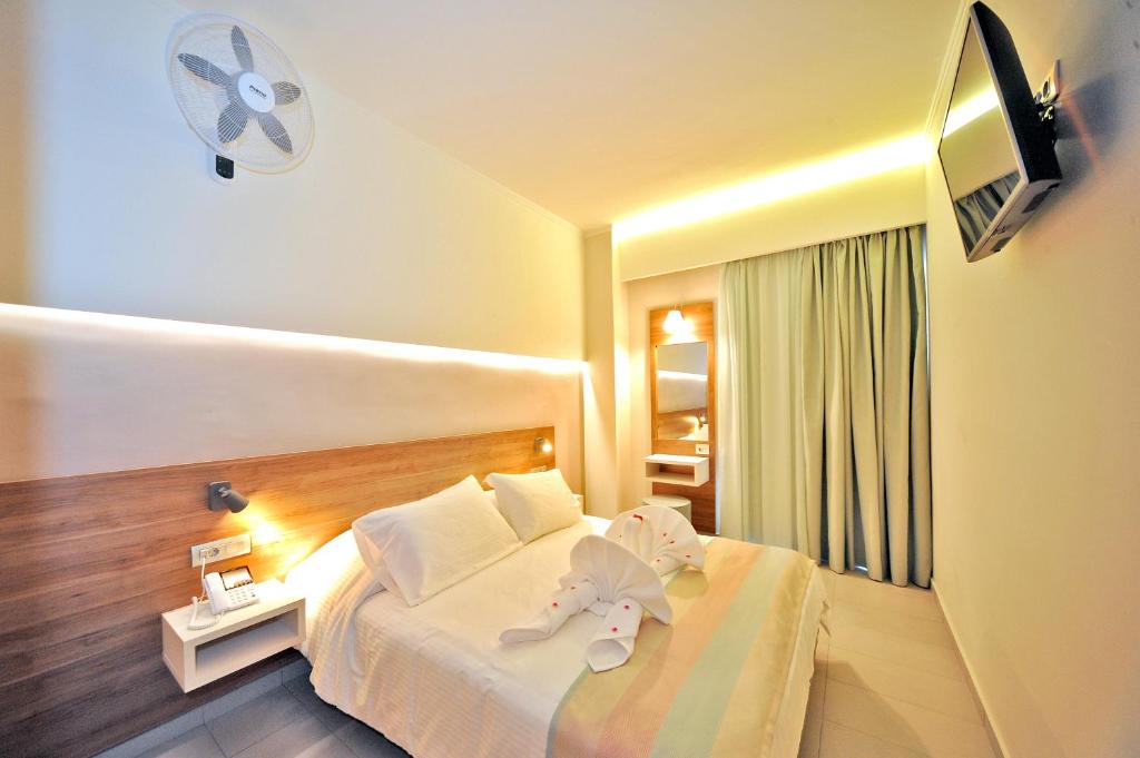 Postel nebo postele na pokoji v ubytování Astron Suites & Apartments