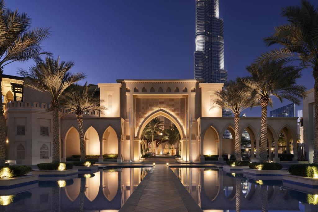 un edificio con piscina frente a una mezquita en Palace Downtown, en Dubái