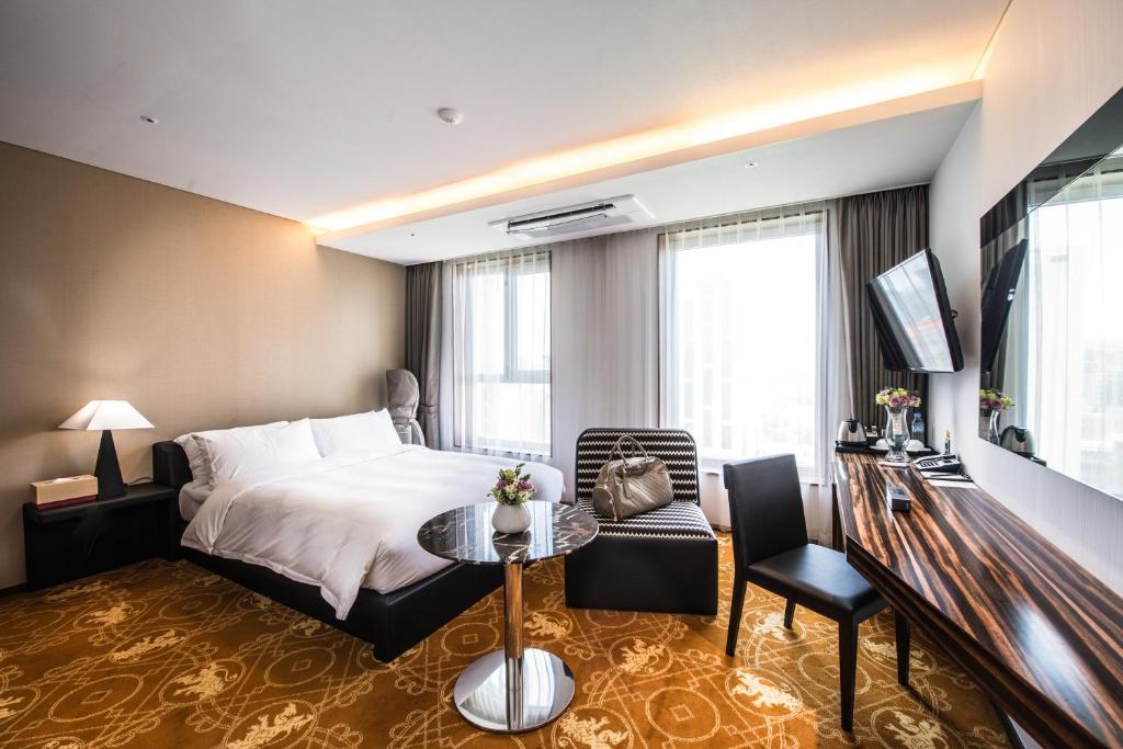 Postel nebo postele na pokoji v ubytování Hotel Leo