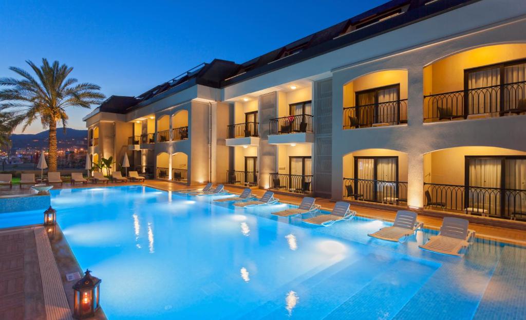 una gran piscina frente a un edificio en Alaaddin Beach Hotel - Adult Only, en Alanya