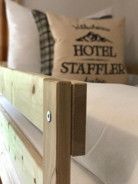 Postel nebo postele na pokoji v ubytování Hotel Staffler