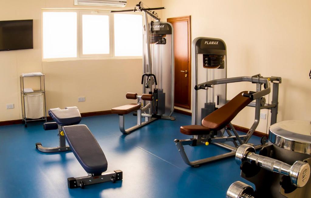 Fitness centrum a/nebo fitness zařízení v ubytování Riviera Hotel