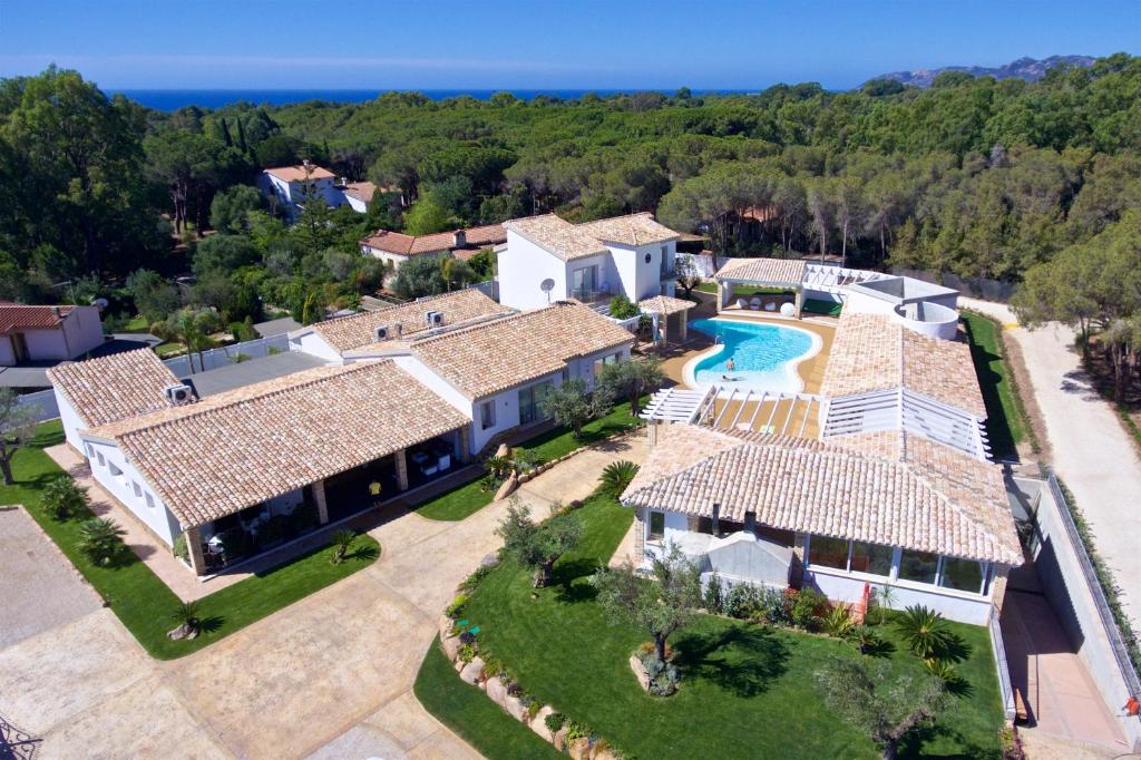 widok z lotu ptaka na dom z basenem w obiekcie Eliantos Boutique Hotel & Spa w mieście Santa Margherita di Pula