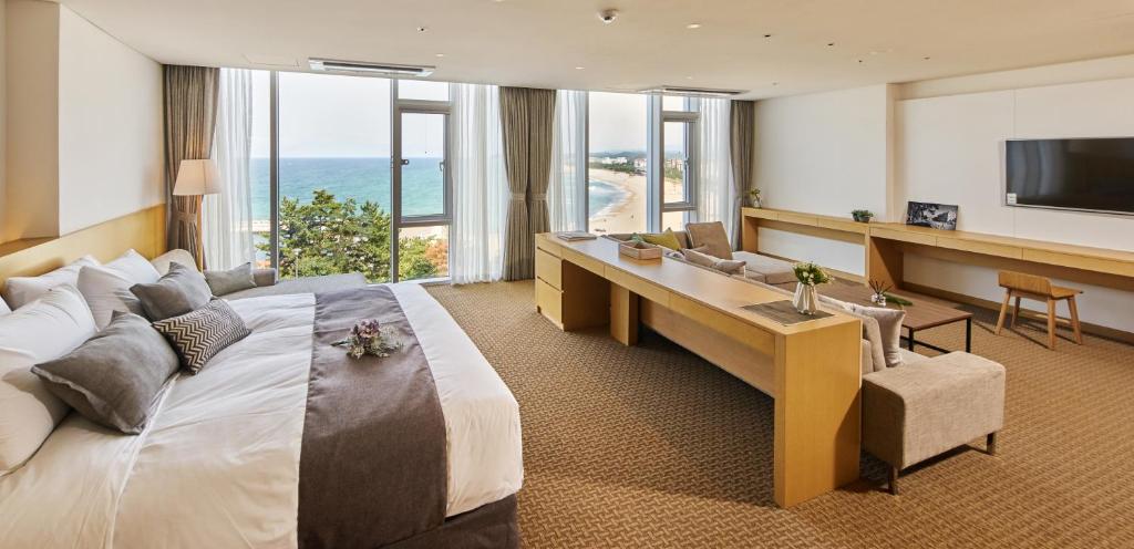 TV a/nebo společenská místnost v ubytování Naksan Beach Hotel