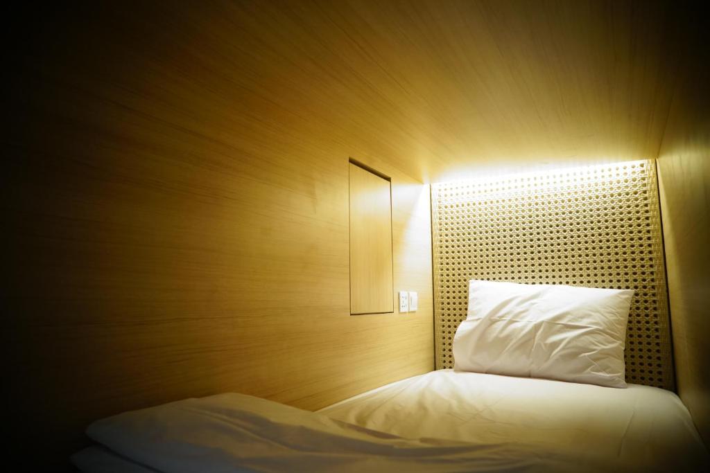 Postel nebo postele na pokoji v ubytování Borough Capsule Hostel Bali