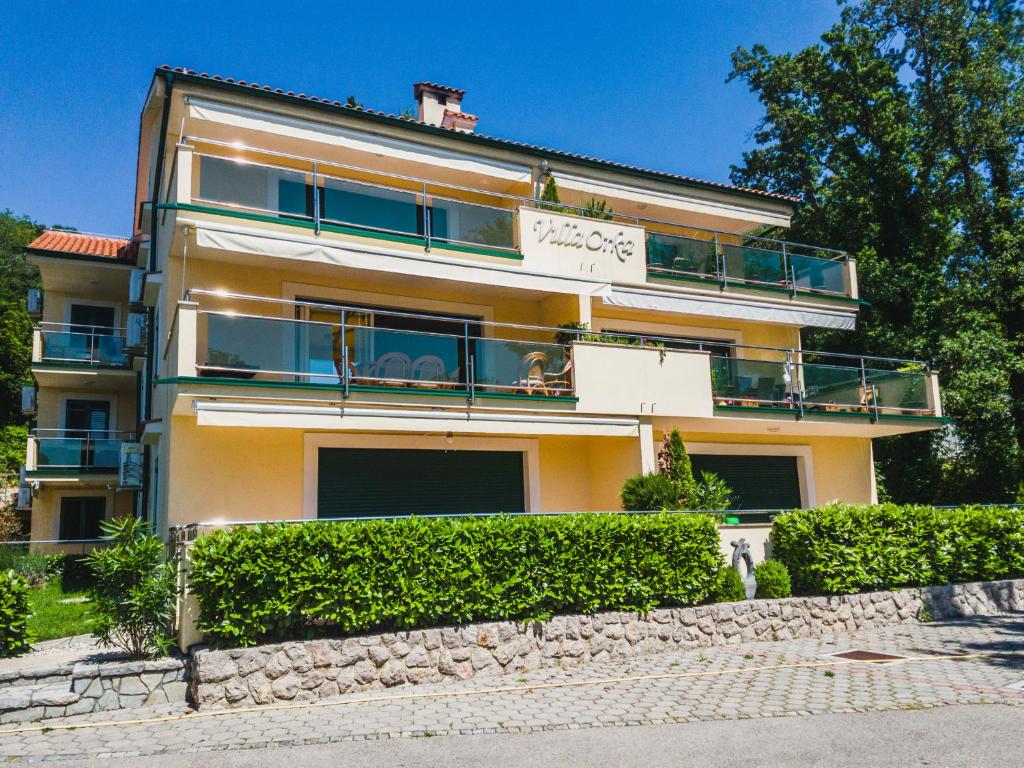 un edificio con balconi sul lato di Villa Orka a Omišalj (Castelmuschio)