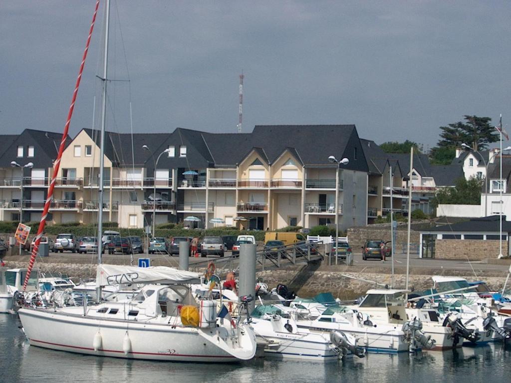 un groupe de bateaux est amarré dans un port de plaisance dans l'établissement Cook appartement, à Étel