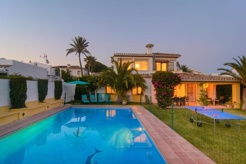 マルベーリャにあるTypical beach house Las Chapas Playa with heated poolの家の前の大型スイミングプール