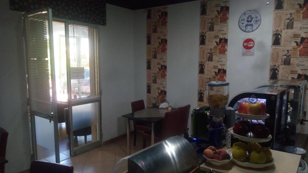 a kitchen with a table and a table with fruit on it at Il Mirto E La Rosa in Arenella