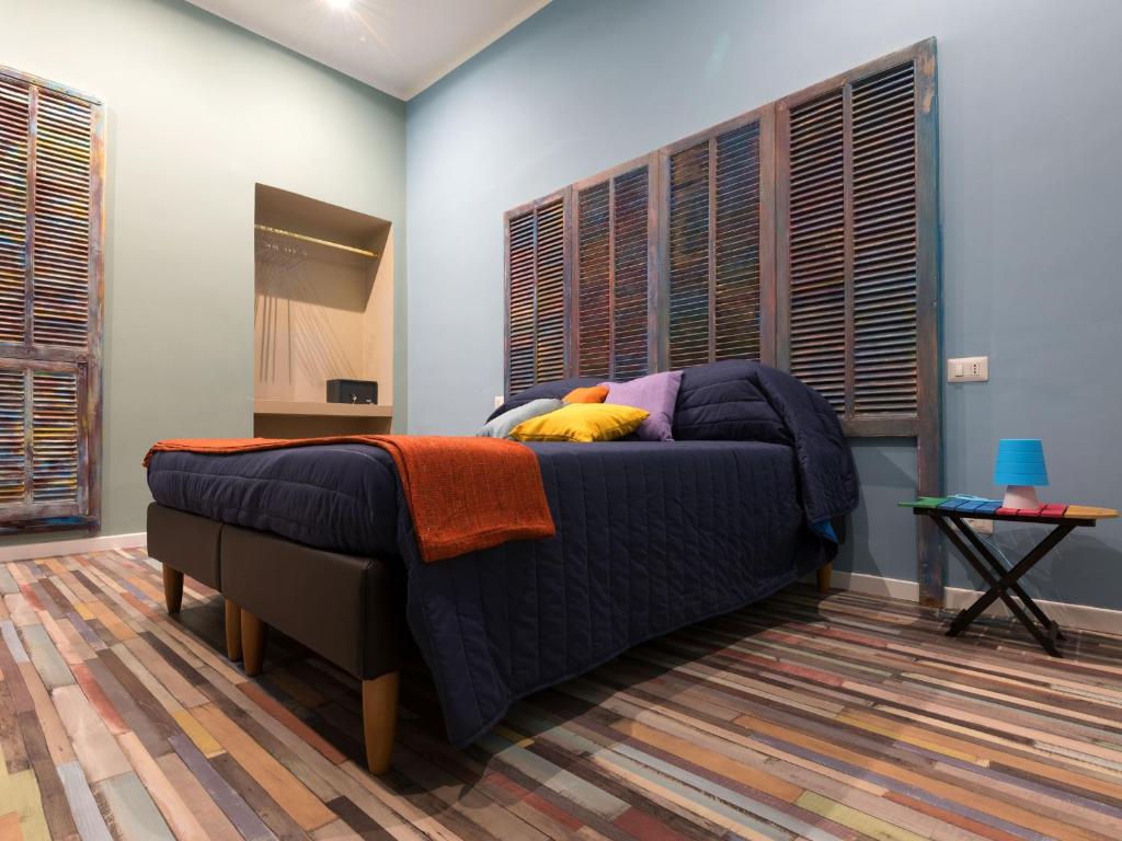 ein Schlafzimmer mit einem Bett in einem Zimmer mit Fenstern in der Unterkunft Sanremo Inn in Sanremo