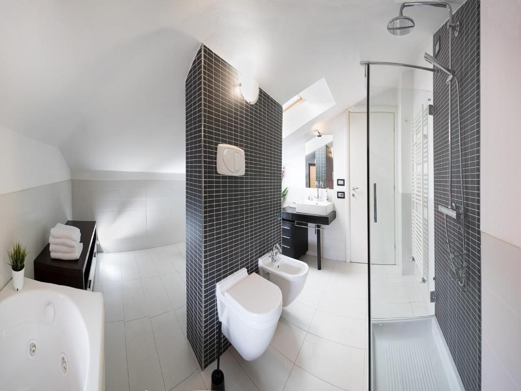 Łazienka w obiekcie Verona Class ApartHotel "Residenze del Cuore"