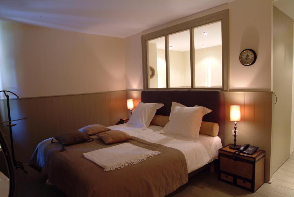 Postel nebo postele na pokoji v ubytování Charmehotel Manoir Ogygia