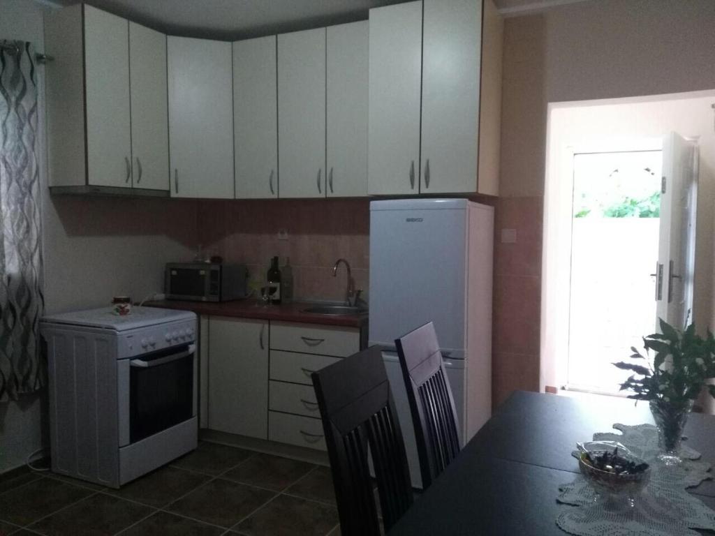 Una cocina o zona de cocina en Apartmani Cuce