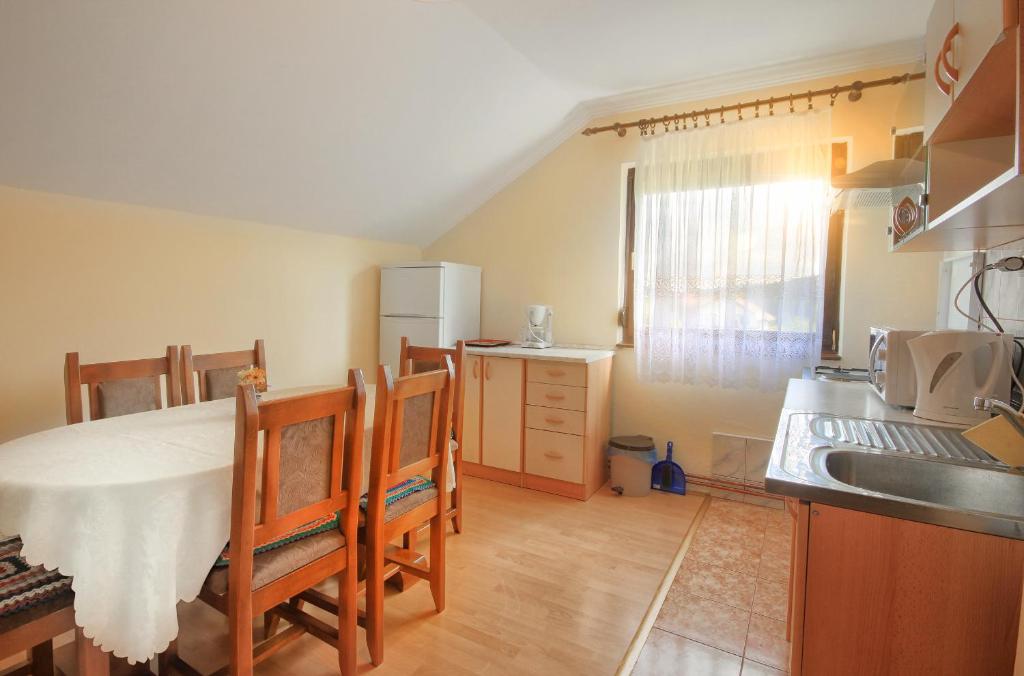 Kuchyň nebo kuchyňský kout v ubytování Apartments Sabljak