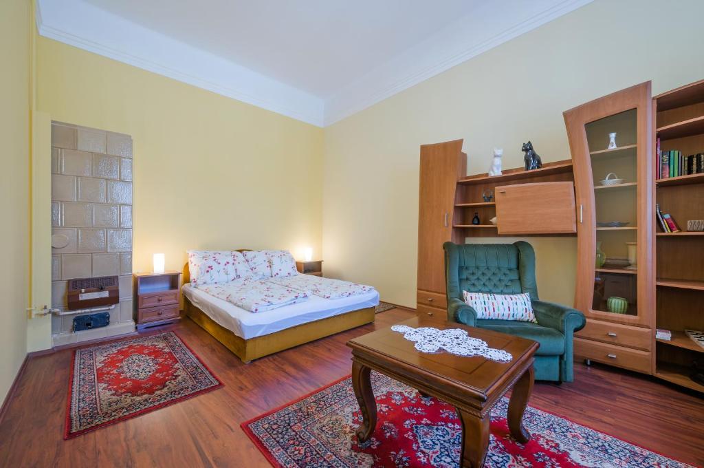 ブダペストにあるStupendous Apartmentのリビングルーム(ベッド1台、椅子、テーブル付)