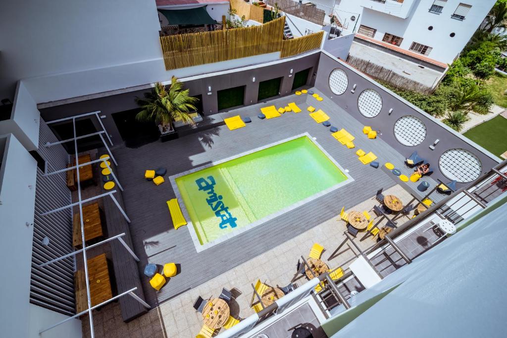 Vista sulla piscina di Amistat Island Hostel Ibiza - ALBERGUE JUVENIL o su una piscina nei dintorni