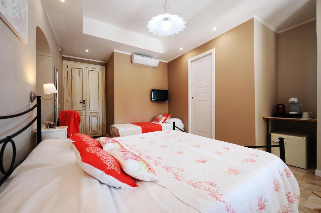 Łóżko lub łóżka w pokoju w obiekcie Onda Marina Rooms