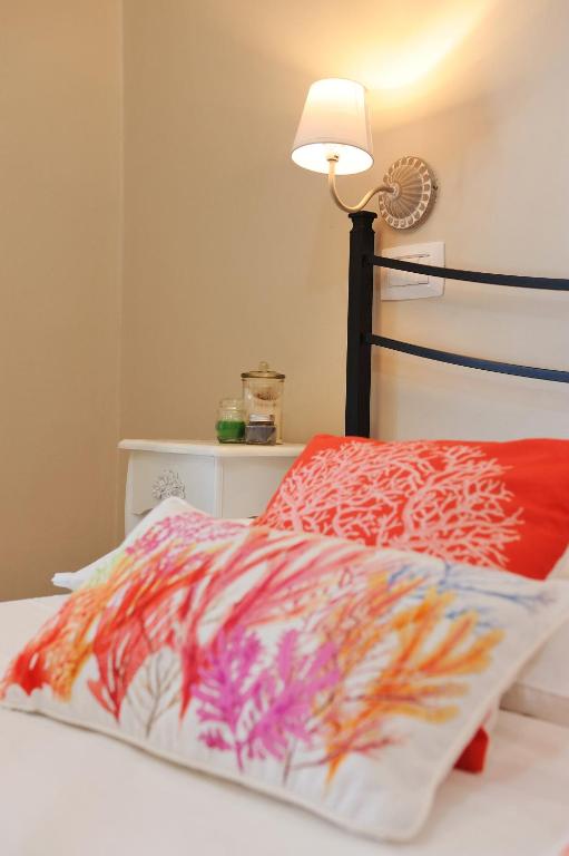 Łóżko lub łóżka w pokoju w obiekcie Onda Marina Rooms
