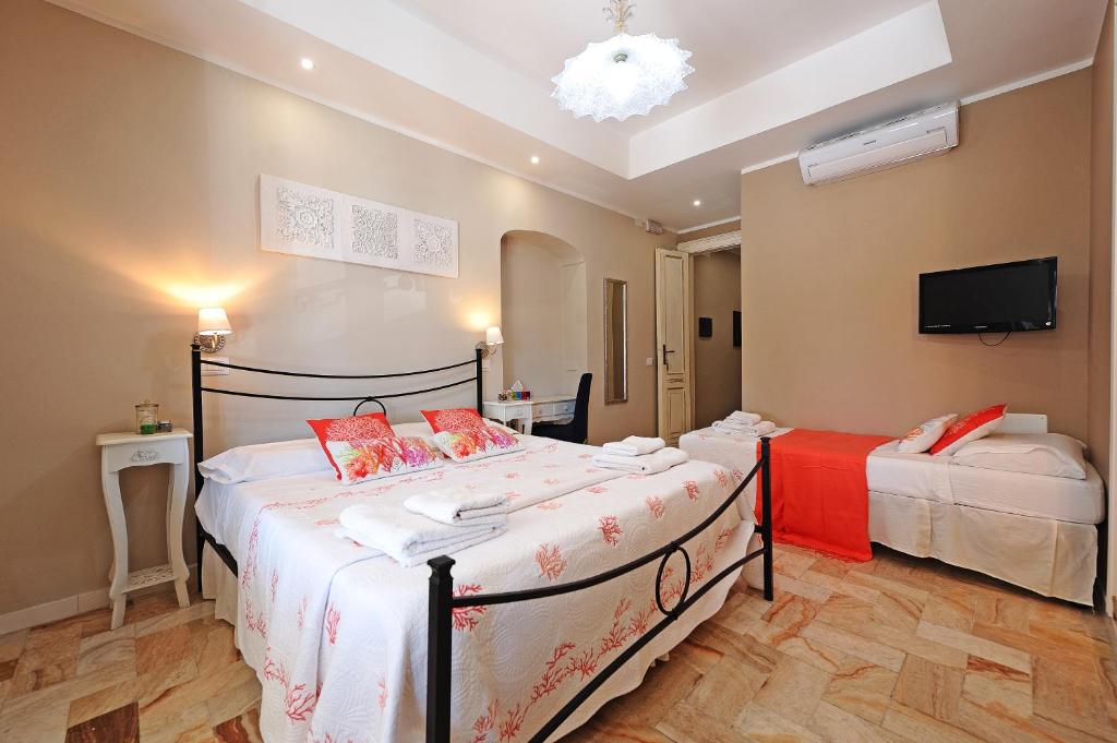Łóżko lub łóżka w pokoju w obiekcie Onda Marina Rooms