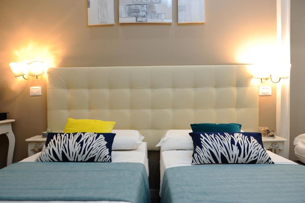 Łóżko lub łóżka w pokoju w obiekcie Onda Marina Rooms