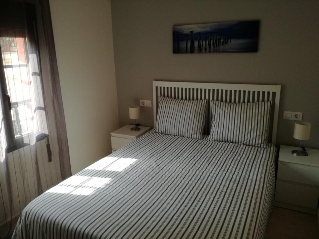 Cama o camas de una habitación en APARTAMENTOS POBRA-CASTELO