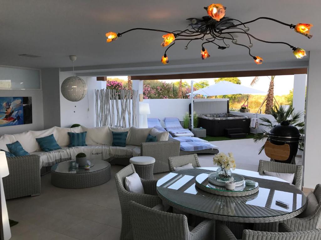 ein Wohnzimmer mit einem Sofa und einem Tisch in der Unterkunft Estepona Luxe top appartement in finca de cortesin d38 in Estepona