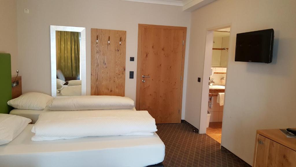 TV a/nebo společenská místnost v ubytování Hotel Mozart