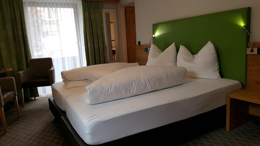 Postel nebo postele na pokoji v ubytování Hotel Mozart