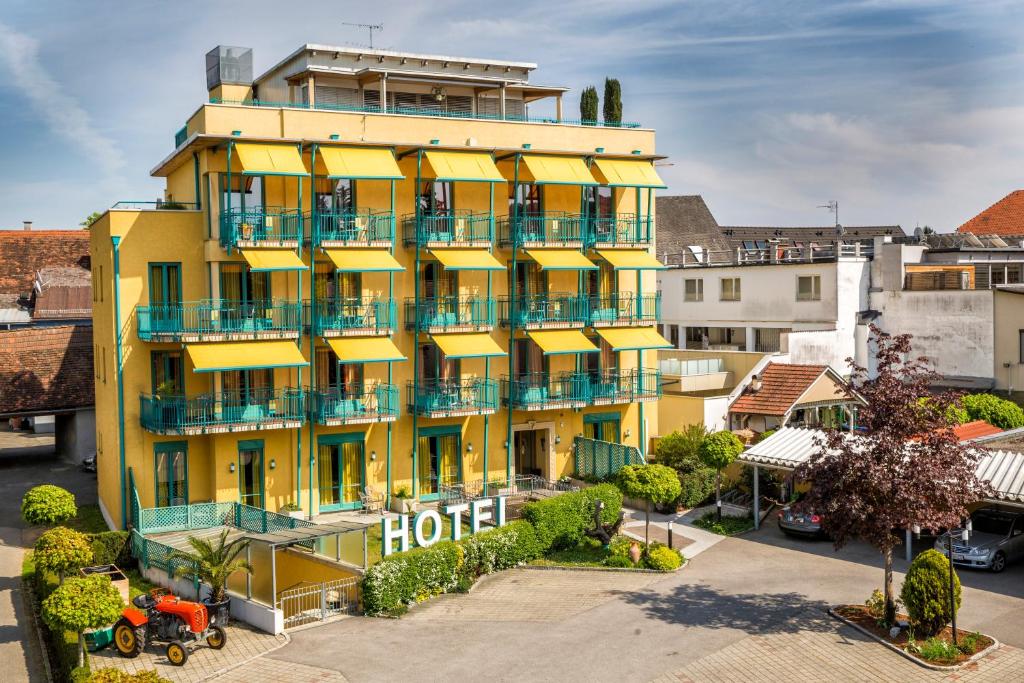 een uitzicht op een hotel met een geel gebouw bij Hotel Alte Post Südsteiermark in Leibnitz