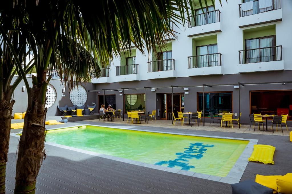 Bazén v ubytování AMISTAT Island Hostel Ibiza - ALBERGUE JUVENIL nebo v jeho okolí