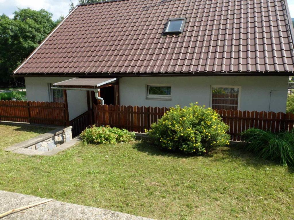 a house with a wooden fence in a yard at Penzion Pomněnka in Lipova Lazne