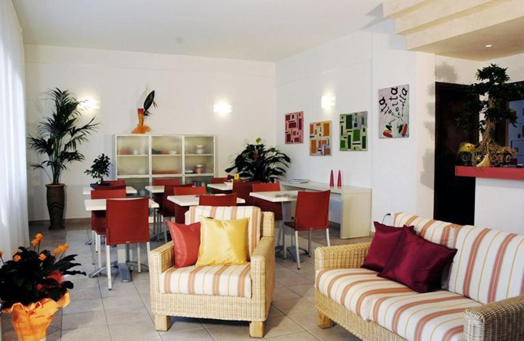 sala de estar con 2 sofás y comedor en Marinetta Bed & Breakfast, en Signa