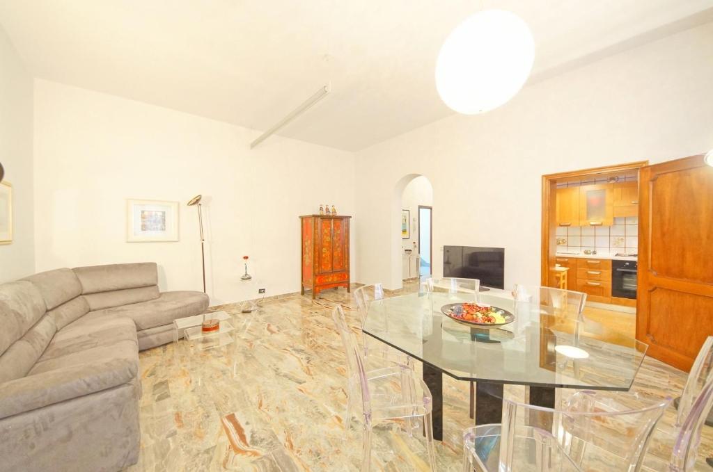 een woonkamer met een glazen tafel en een bank bij DolceVita Apartments N 250 in Venetië