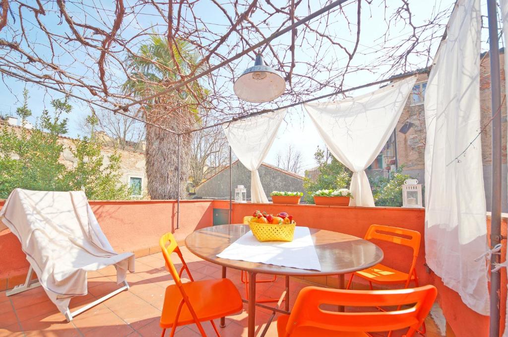 una mesa y sillas en un patio con mesa en DolceVita Apartments N 241 en Venecia