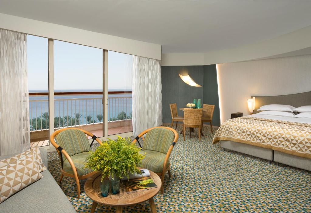 Postel nebo postele na pokoji v ubytování Dan Eilat Hotel
