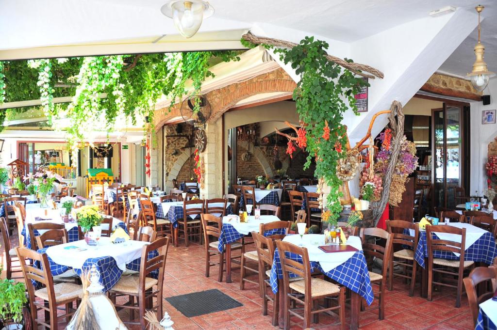 A restaurant or other place to eat at Mithos Apartments