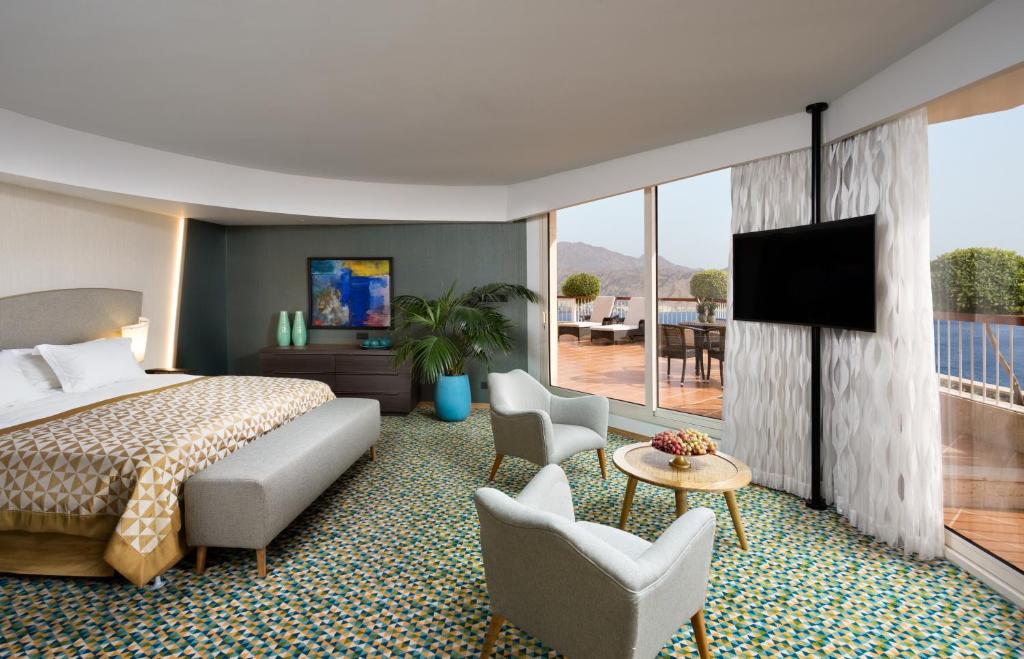 TV a/nebo společenská místnost v ubytování Dan Eilat Hotel