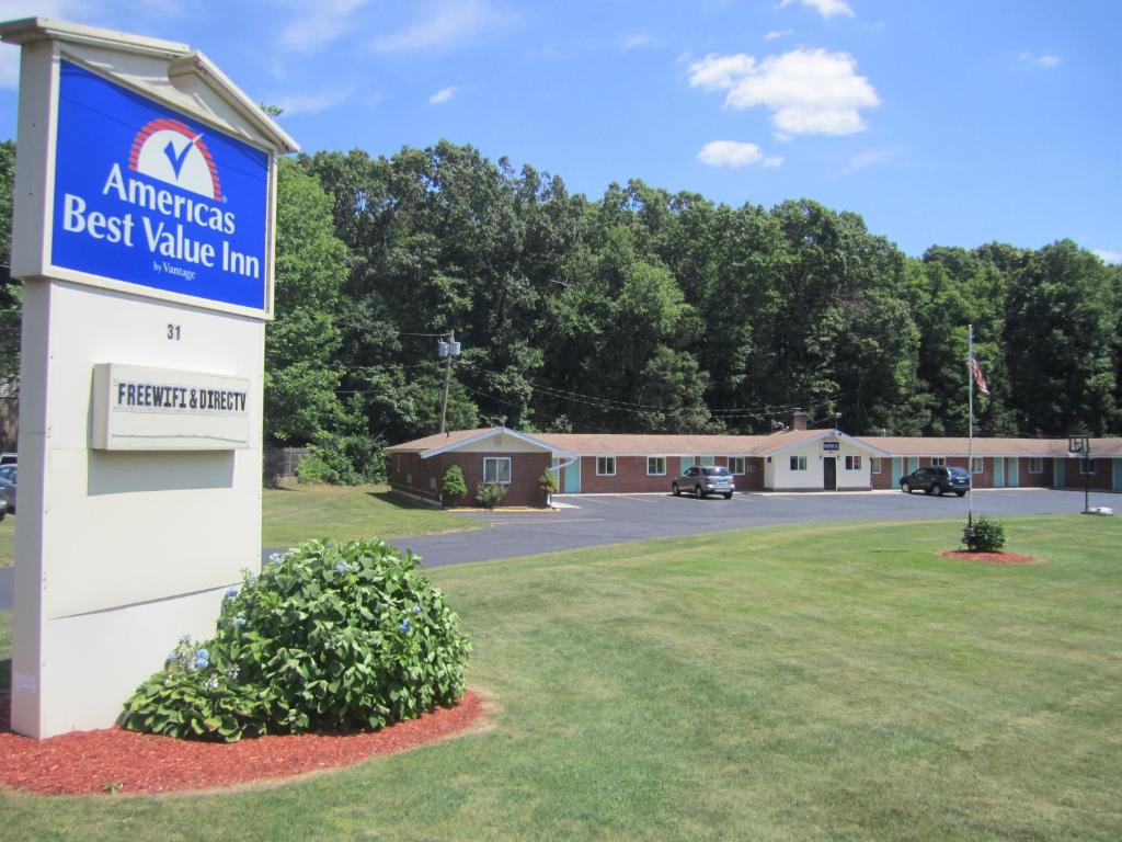 una señal de la posada con la mejor relación calidad precio frente a un edificio en Best Way Inn en Middlefield