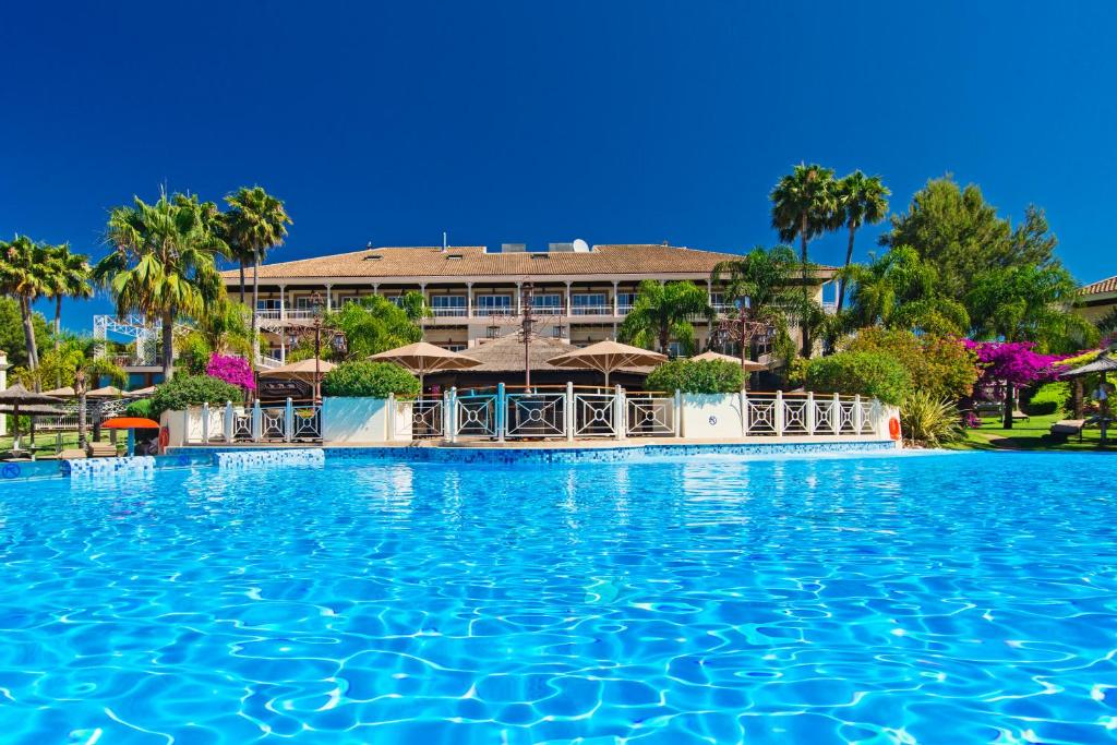 Bazén v ubytování Lindner Hotel Mallorca Portals Nous, part of JdV by Hyatt nebo v jeho okolí