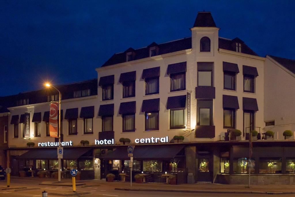 un gran edificio blanco con un centro hotelero en Hotel Central en Roosendaal