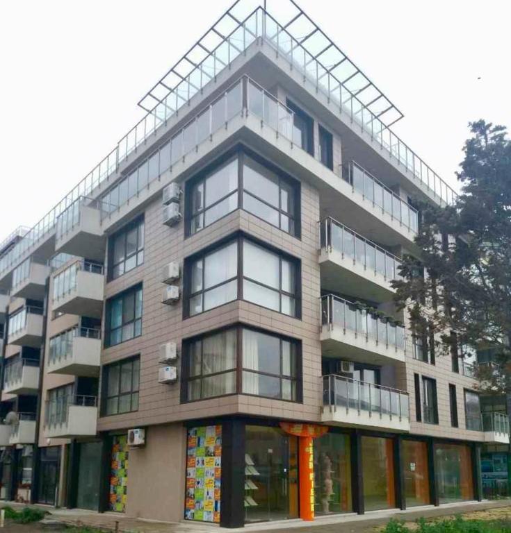 ポモリエにあるSea Bay Studiosの窓とバルコニー付きの大きなアパートメントです。