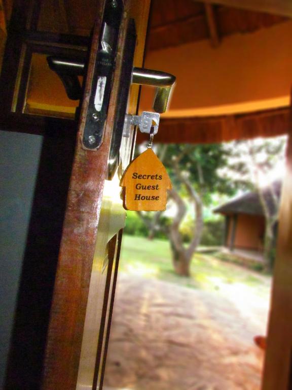 Secrets Guest House tesisinde sergilenen bir sertifika, ödül, işaret veya başka bir belge