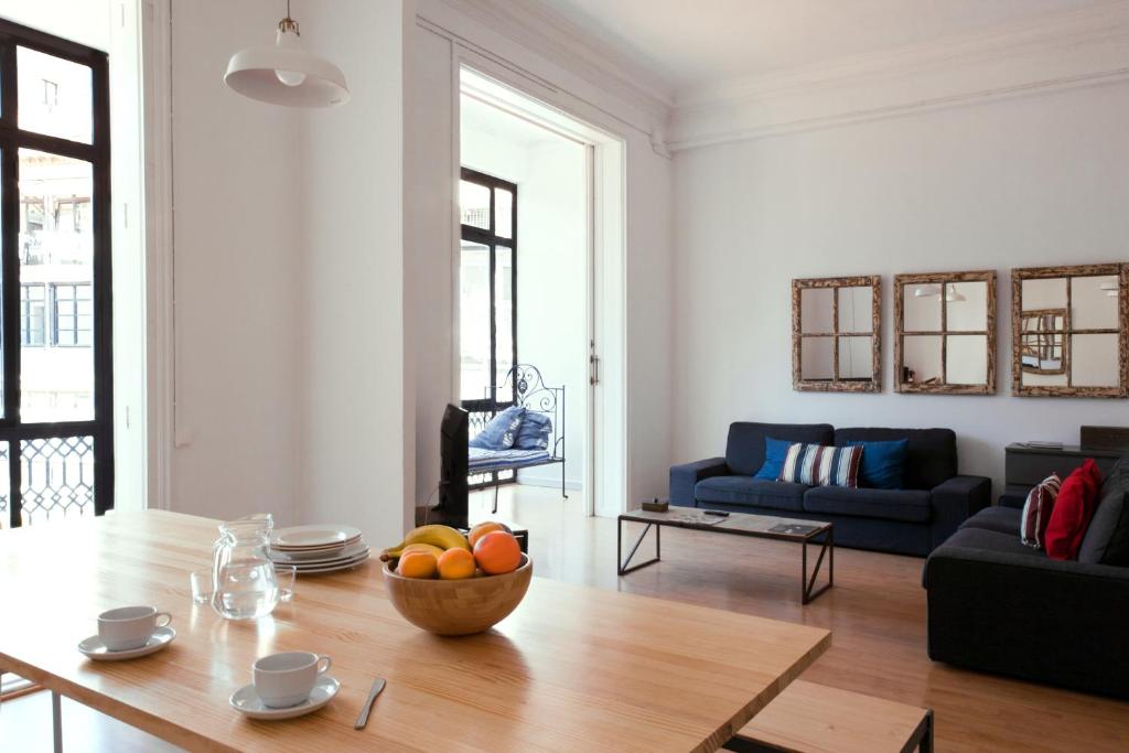 een woonkamer met een tafel met daarop een schaal fruit bij My Address in Barcelona in Barcelona