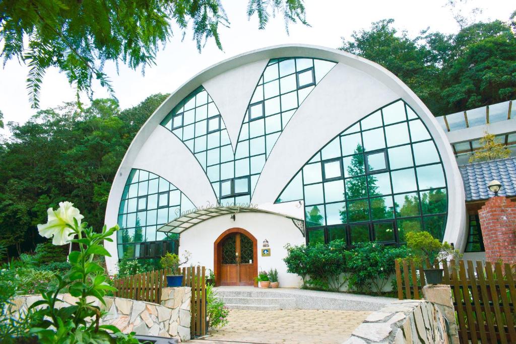 a large white building with a large arched window at Maison-Philo Homestay B & B in Sanyi
