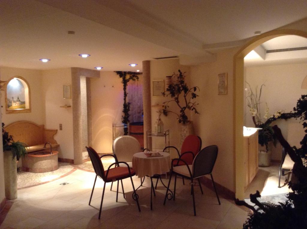 A seating area at Hotel Garni Almhof