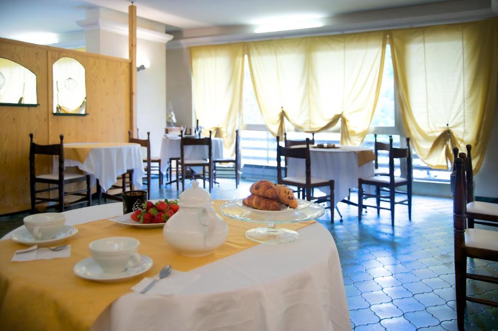 En restaurant eller et andet spisested på Hotel dell' Olmo