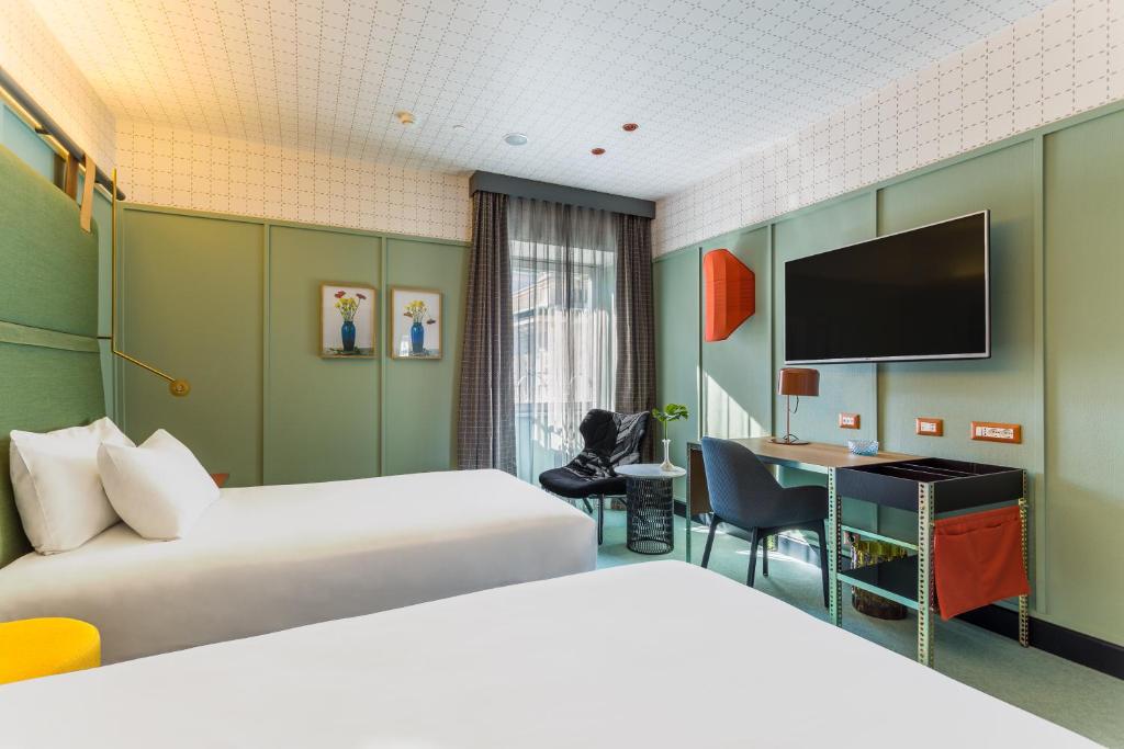 TV a/nebo společenská místnost v ubytování Room Mate Collection Giulia, Milan