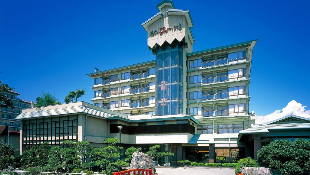 un gran edificio con una torre encima en Isawa View Hotel, en Fuefuki