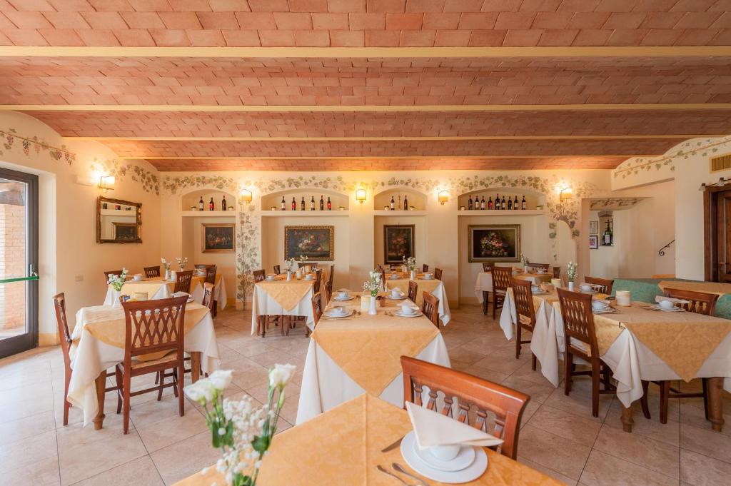 Restauracja lub miejsce do jedzenia w obiekcie Hotel Saturno Fonte Pura